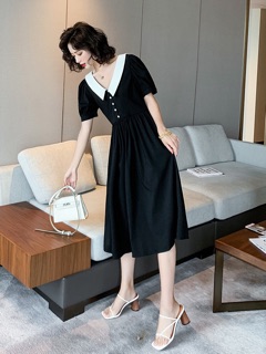 Váy đen cổ bẻ