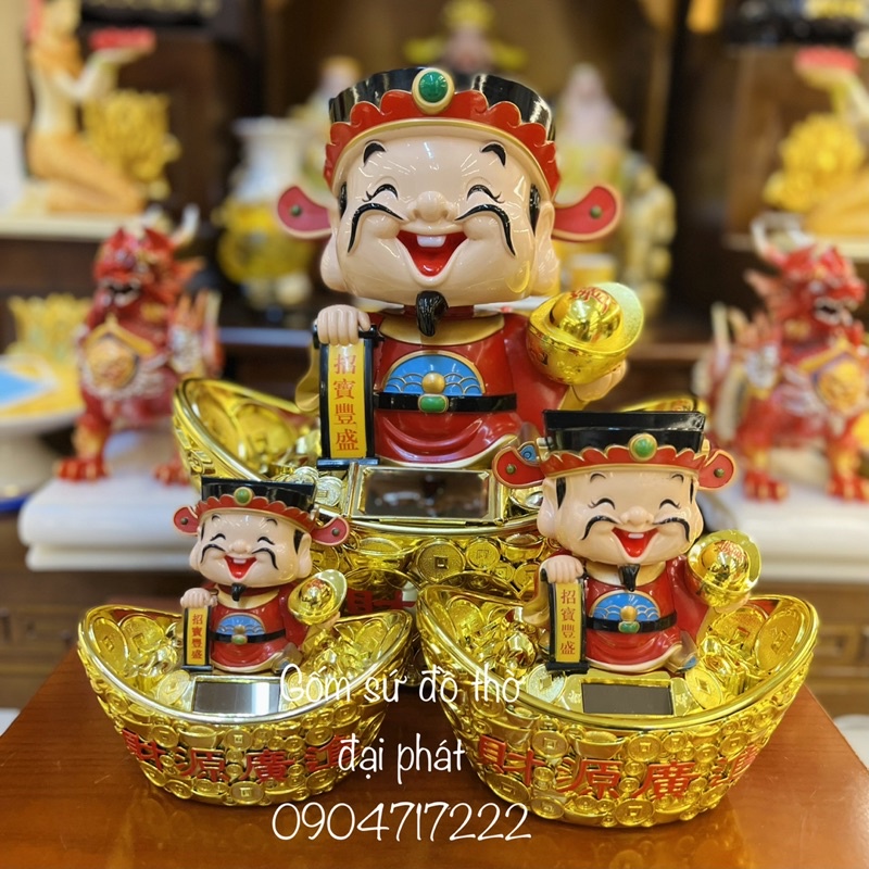 Tượng ông thần tài vẫy tay gật đầu ngồi thỏi vàng năng lượng mặt trời mang lại may mắn