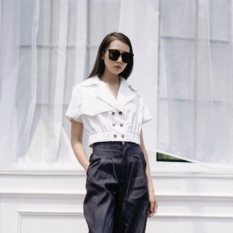 Áo sơ mi croptop cộc tay cách điệu màu trắng dễ kết hợp dành cho nữ Caffeine Studio