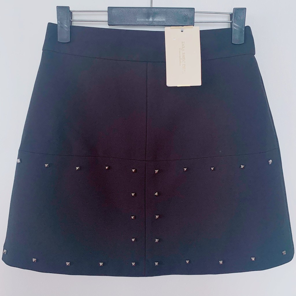CHÂN VÁY CHỮ A NỮ - ZARA BASIC – ĐEN – SIZE S/26 – KÉO KHOÁ SAU – POLYESTER – ĐÍNH CƯỜM TRƯỚC – FIT LADY