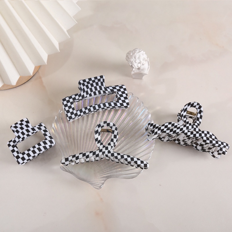 Kẹp tóc nhựa kẻ ca rô trắng đen