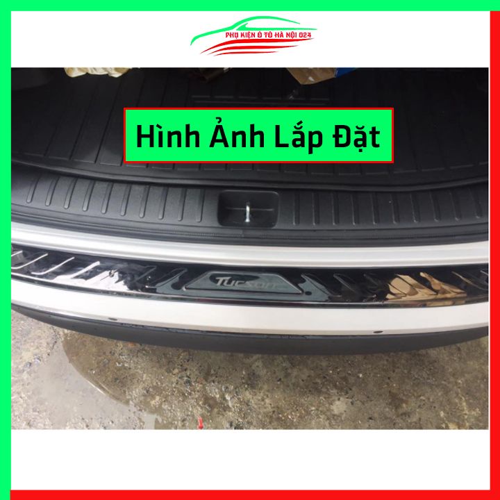 Ốp chống trầy cốp Hyundai Tucson 2016-2021 vân titan