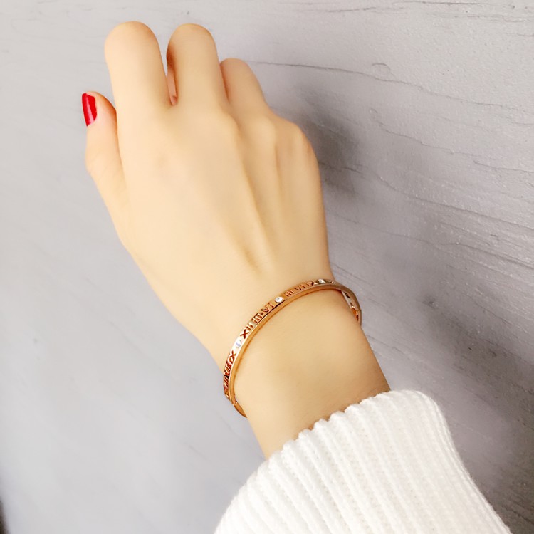 Vòng tay thép titan nam/nữ đơn giản khắc chữ số La Mã