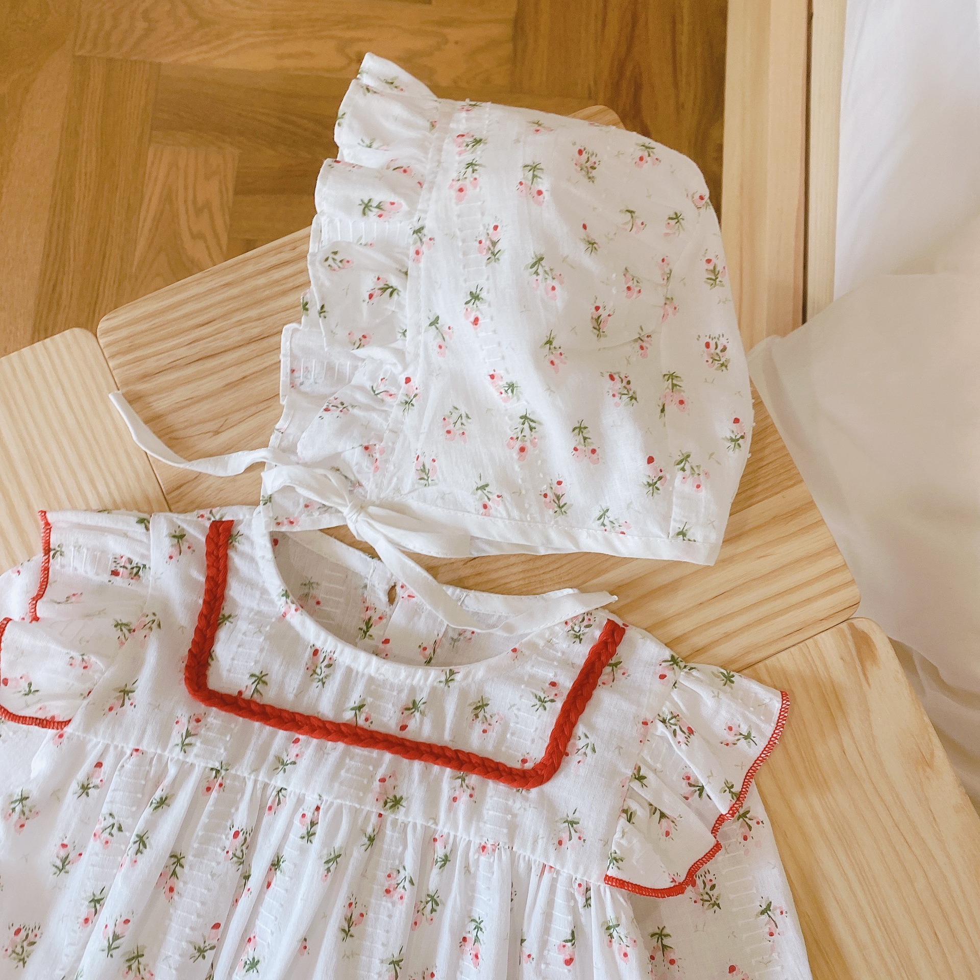 Bộ 2 Áo Liền Quần Tay Dài In Hoa + Nón Vải Cotton Cho Bé Gái Sơ Sinh