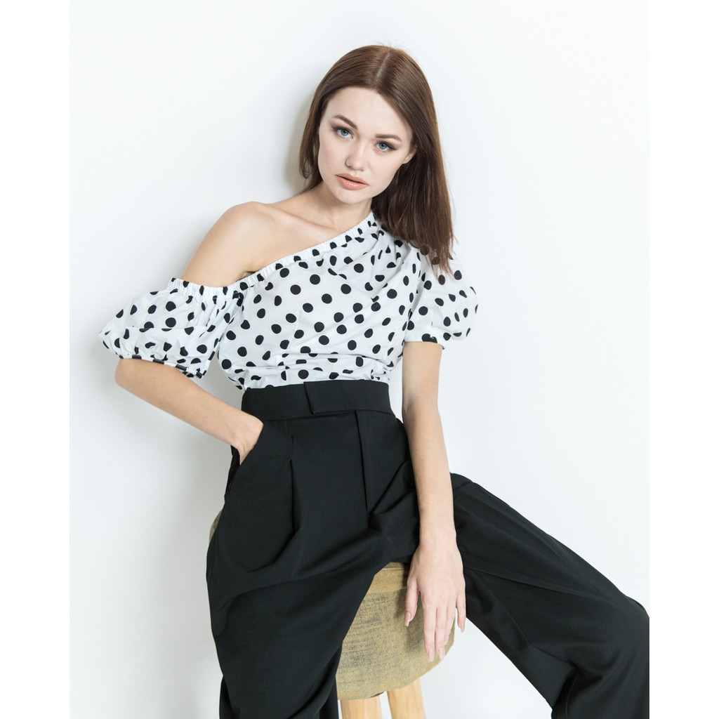 Áo kiểu chấm bi lệch vai - 10606585 J-P Fashion