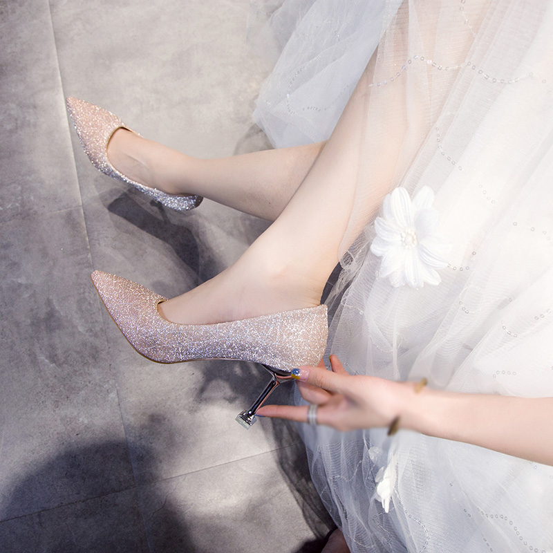 Giày cao gót mũi nhọn sáng bóng phong cách thanh lịch gợi cảm cho cô dâu và phù dâu