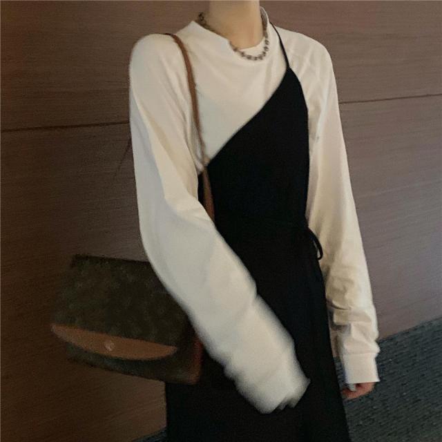 Bộ áo thun trắng tay dài và váy yếm hợp thời trang cho nữ | BigBuy360 - bigbuy360.vn