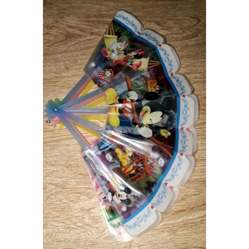 Một chiếc quạt nhựa cầm tay loại lớn dài 20 cm rất đẹp