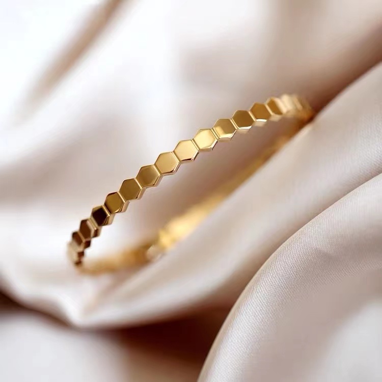 Vòng tay thép titan mạ vàng 18k kim cương khóa hình tổ ong đơn giản dễ phối đồ không dị ứng phong cách dành cho nữ