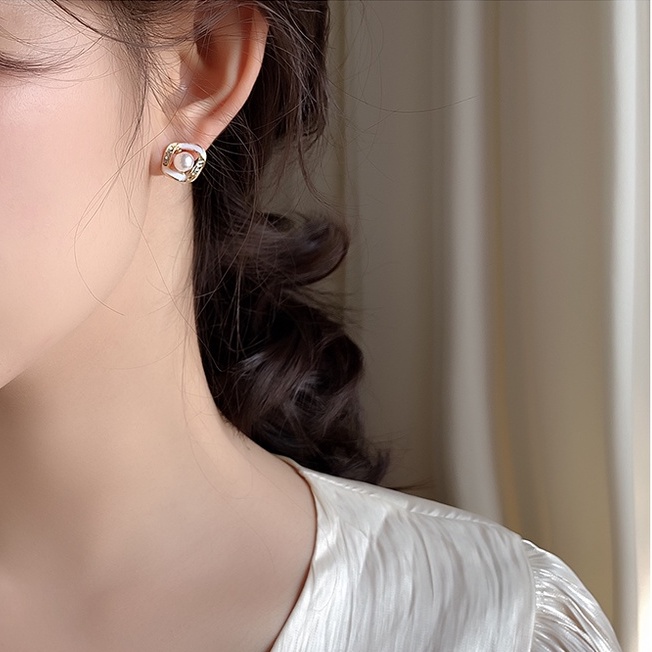 Khuyên tai phong cách retro