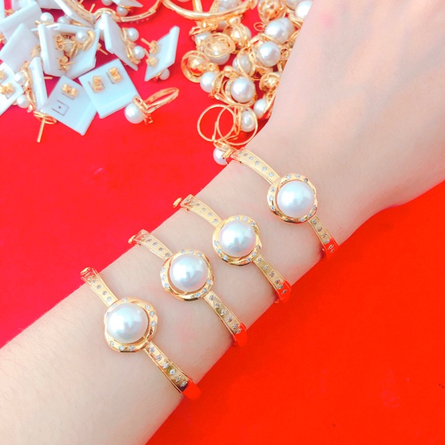 Vòng tay trái châu