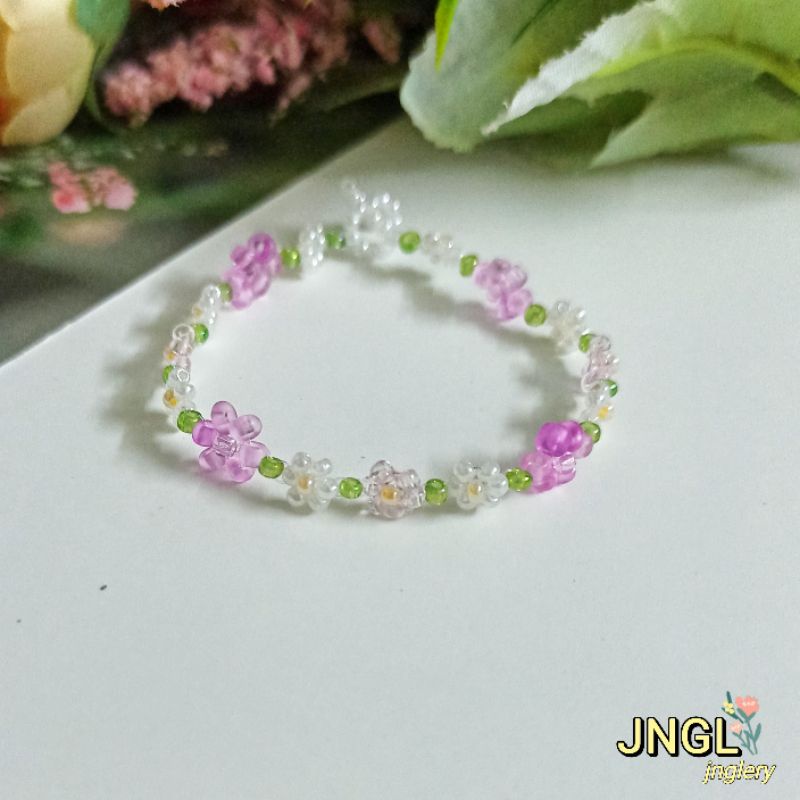 Vòng tay hạt cườm kết hoa màu hồng