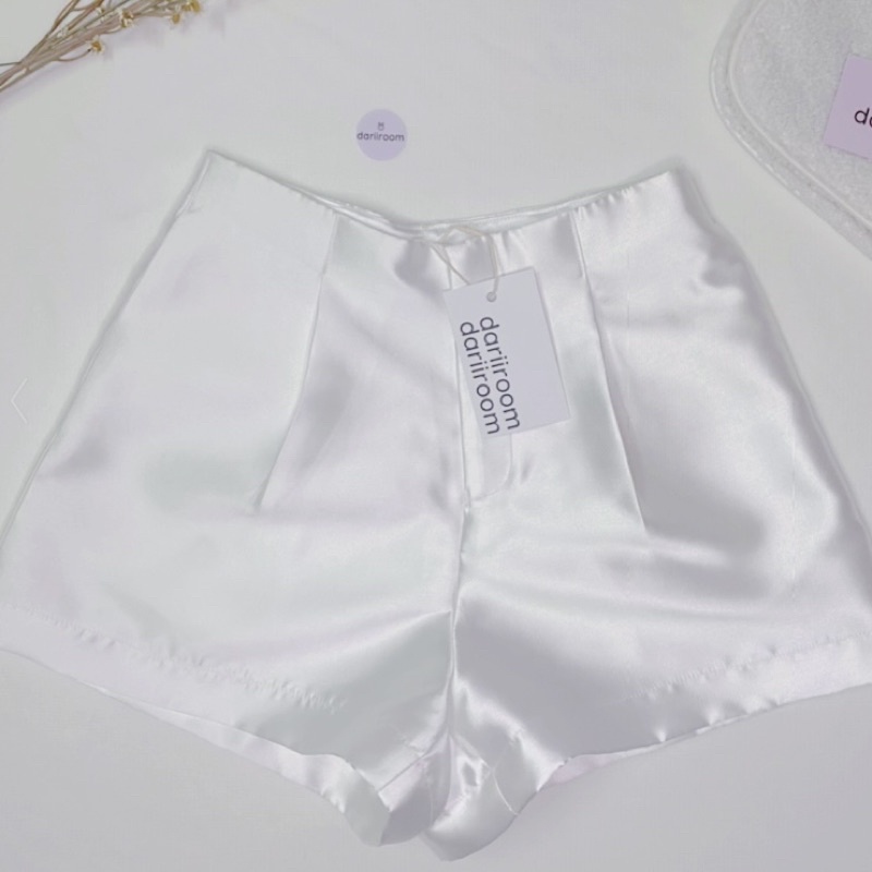 Quần short nữ lưng cao vải tafta phồng tôn dáng màu trắng | BigBuy360 - bigbuy360.vn