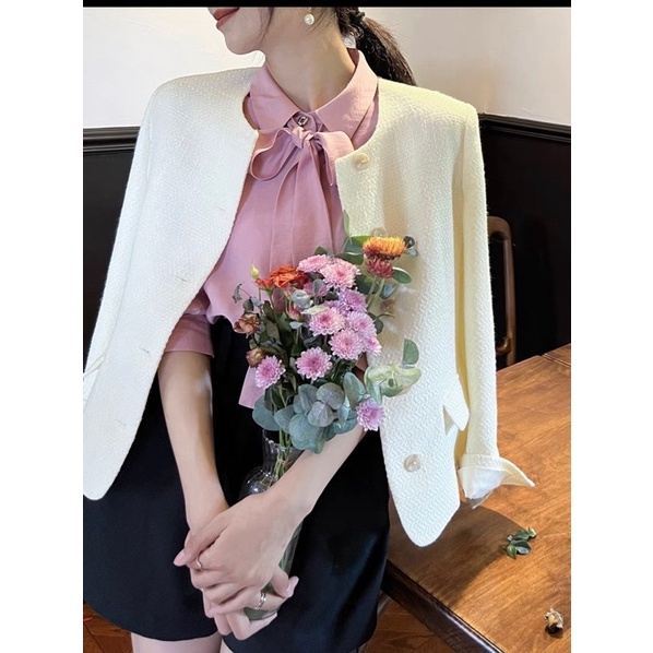 Áo vest trắng phối cúc đồng