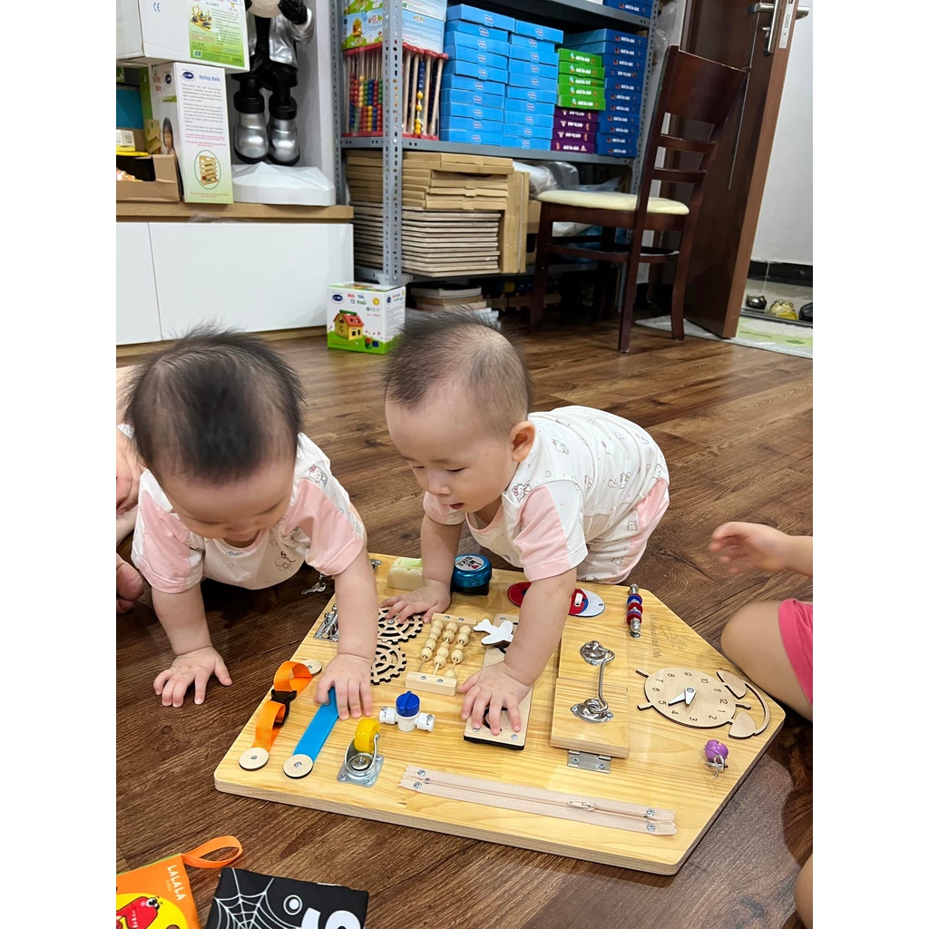 Bảng bận rộn hình ngôi nhà Montessori - Đồ chơi gỗ cho bé - Metis đồ chơi cho con