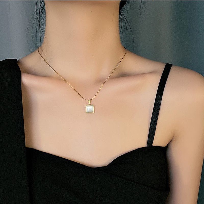 Dây chuyền bằng thép titan màu vàng thiết kế mặt hình vuông ba chiều sặc sỡ phong cách Hàn Quốc đơn giản cho nữ