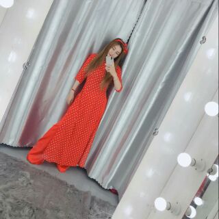 Áo dài chấm bi đỏ kèm cột tóc như hình