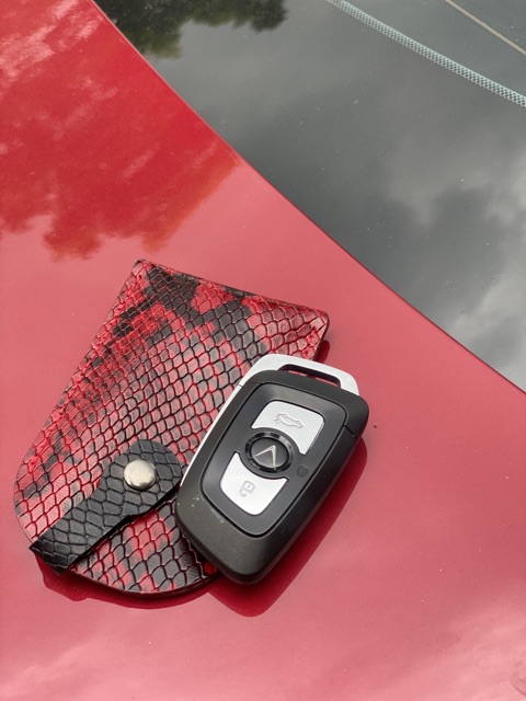 Móc khoá da dập vân trăng