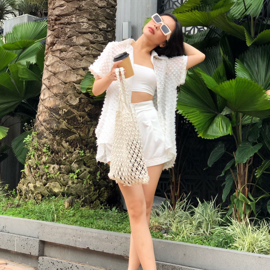 Áo sơ mi nữ form rộng tay ngắn QUEEN màu trắng, chất voan lông xuyên thấu, năng động cá tính - FLORA SHIRT QT008