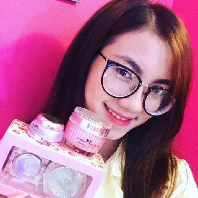 Kem face ngày và đêm health white cao cấp Giúp tẩy các tế bào chết bám lâu năm trên da mặt là loại kem được ưa chuộng