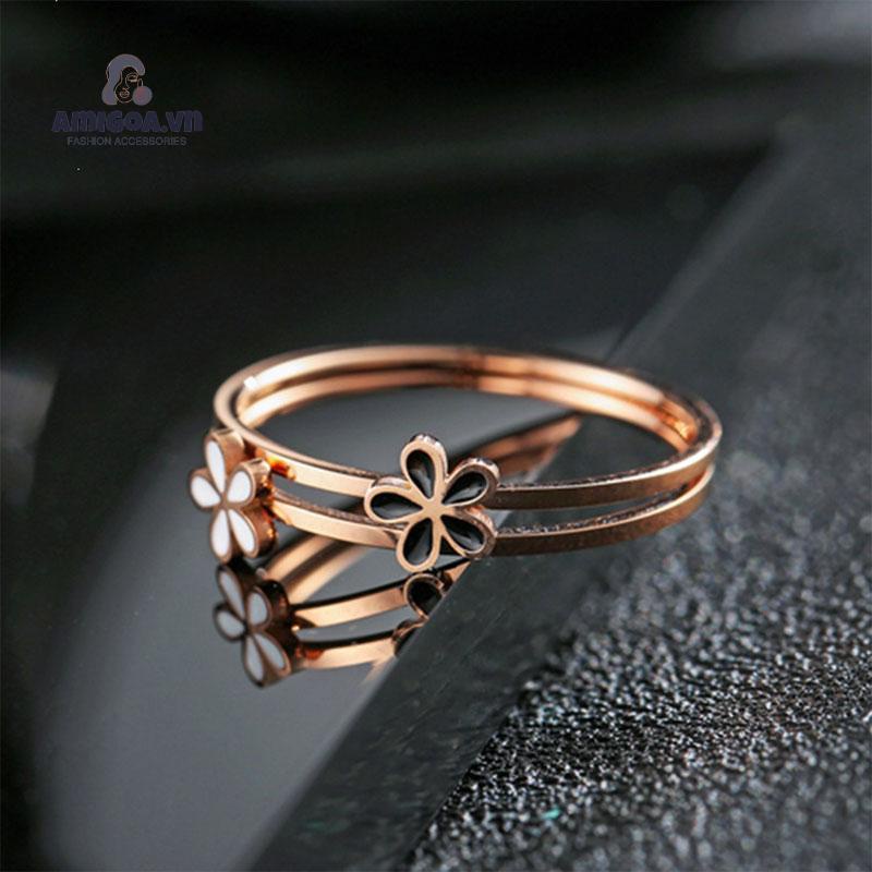 Nhẫn Khắc Hình Hoa Cúc Nhỏ Màu Trắng Đen Thời Trang Hàn Quốc