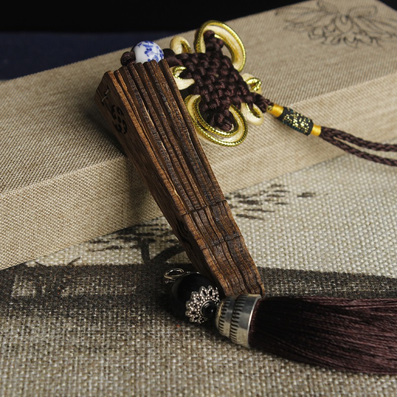 Quạt trầm hương treo xe ô tô làm từ sánh trầm hương, vật phẩm phong thủy đem lại bình an, may mắn cho gia chủ