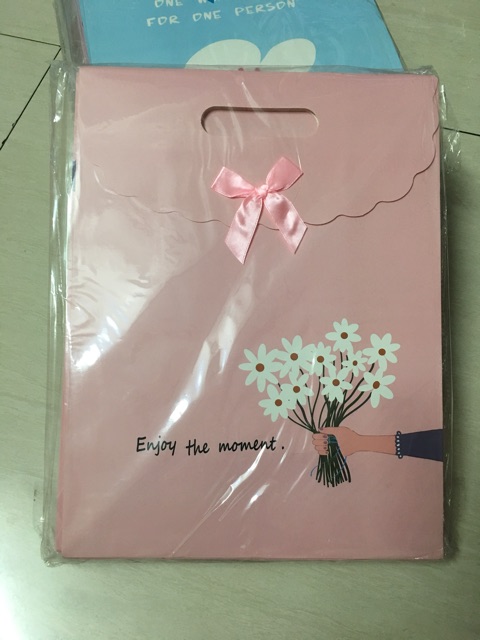 1 lố = 12 túi quà giấy nhiều màu sắc có nắp gập dính hàng đẹp . Size to nhất : 28x15x37cm