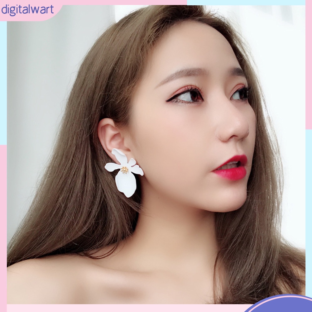 Đôi Bông Tai Hình Hoa Cúc Bằng Kim Loại Thời Trang Cho Nữ