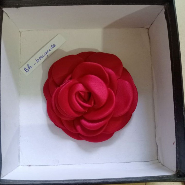 Tag cài áo hoa bằng vải lụa có ghim cài ở sau Bh