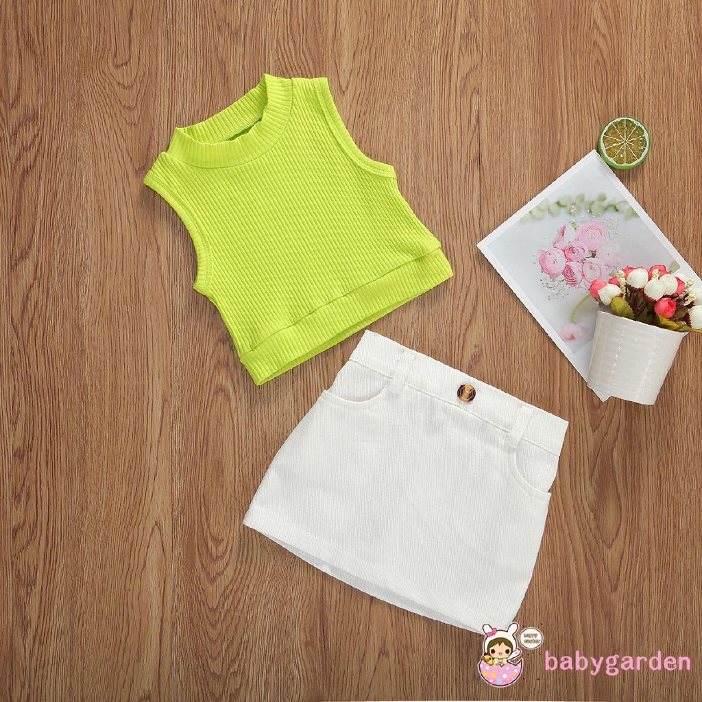 Set áo dệt kim cổ tròn không tay màu xanh lá + chân váy trắng