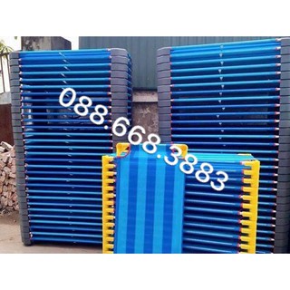 Giường lưới trẻ em mầm non - Sọc xanh dương loại 1 chân tròn vàng