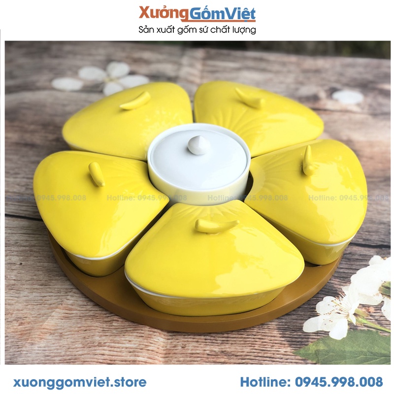 Khay đựng mứt tết bằng sứ Bát Tràng màu vàng 5 cánh tặng kèm đế sang trọng