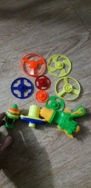 Set bộ gồm 8 vòng quay và 2 dụng cụ lên dây cót bằng nhựa có đèn Led rất đẹp