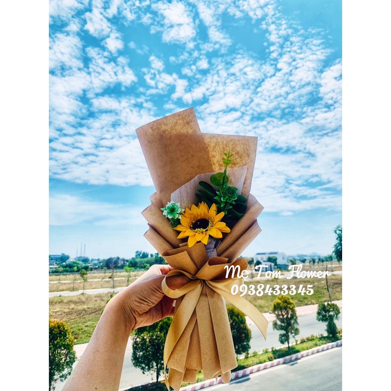 Bó hoa Hướng Dương 1 bông kèm lá táo hình shop tự chụp