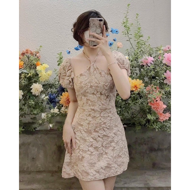 đầm gấm hoa nổi dây yếm rớt tay phồng