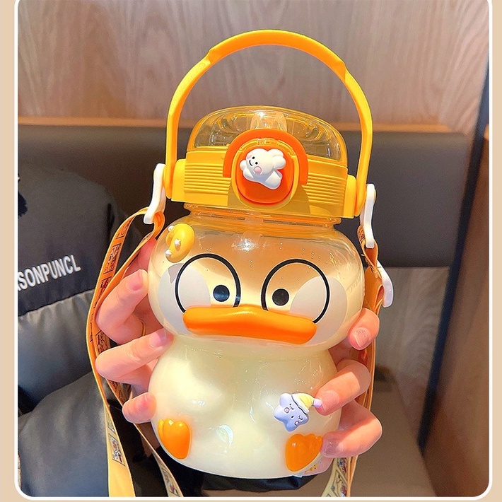 Bình đựng nước nhựa dễ thương hình chú vịt cute 1200ml chịu nhiệt 100 độ có ống hút cho bé