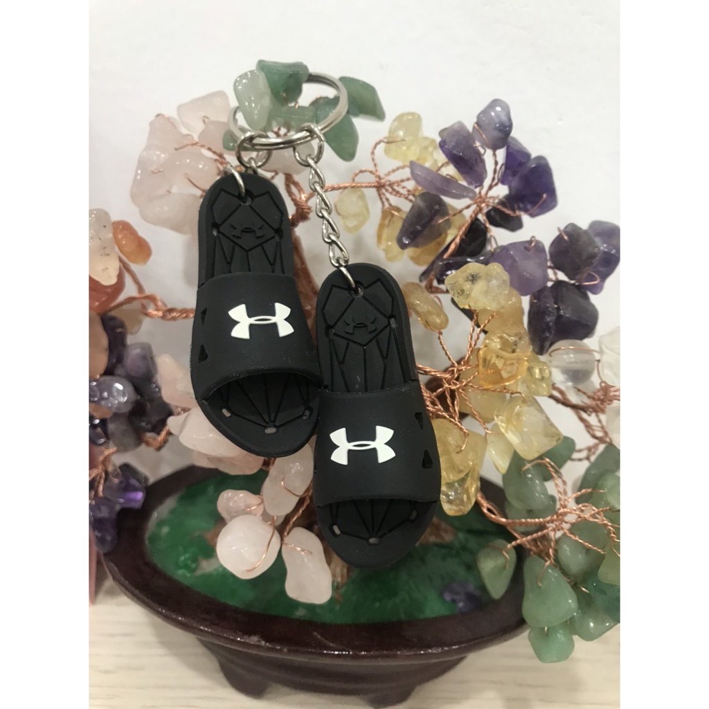 Móc khoá hình đôi dép siêu cưng luôn nha.