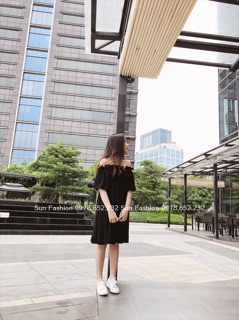 Đầm bẹt vai đen xẻ tà
