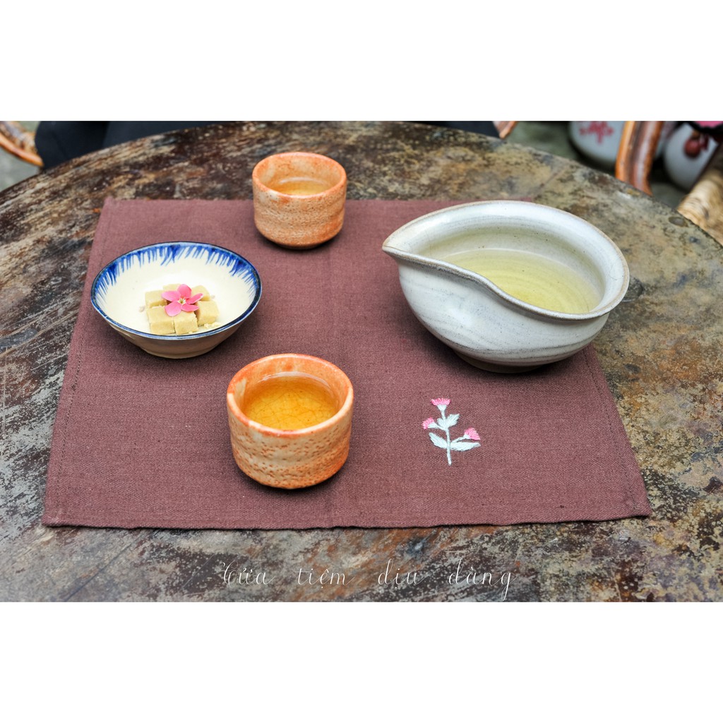 Khăn tay  vải linen thêu thủ công - Cúc chi