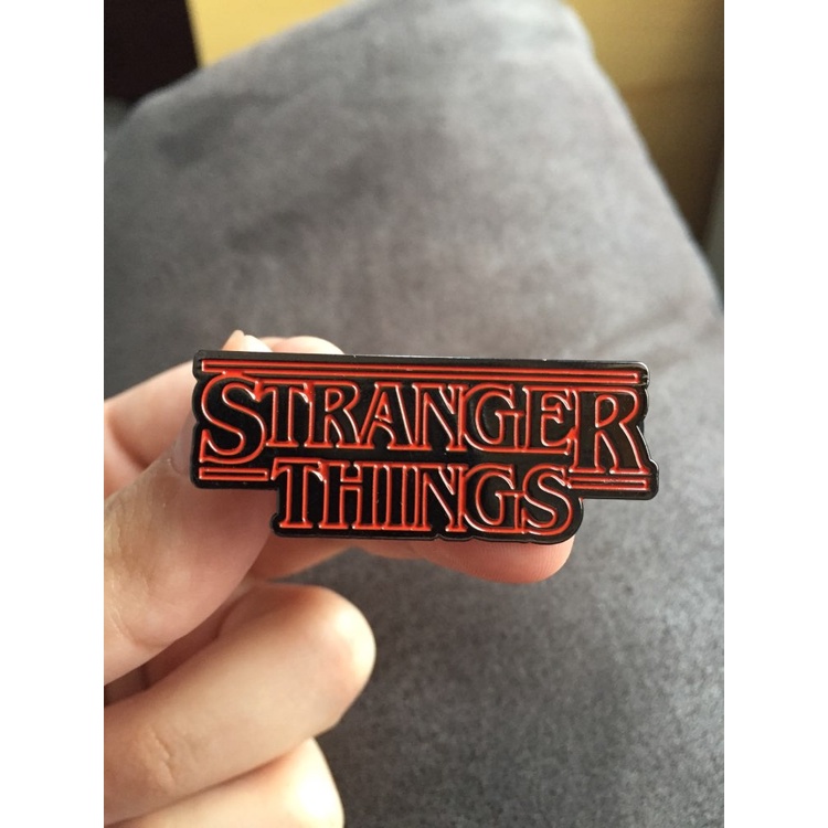 Ghim cài áo thiết kế chữ Stranger Things độc đáo