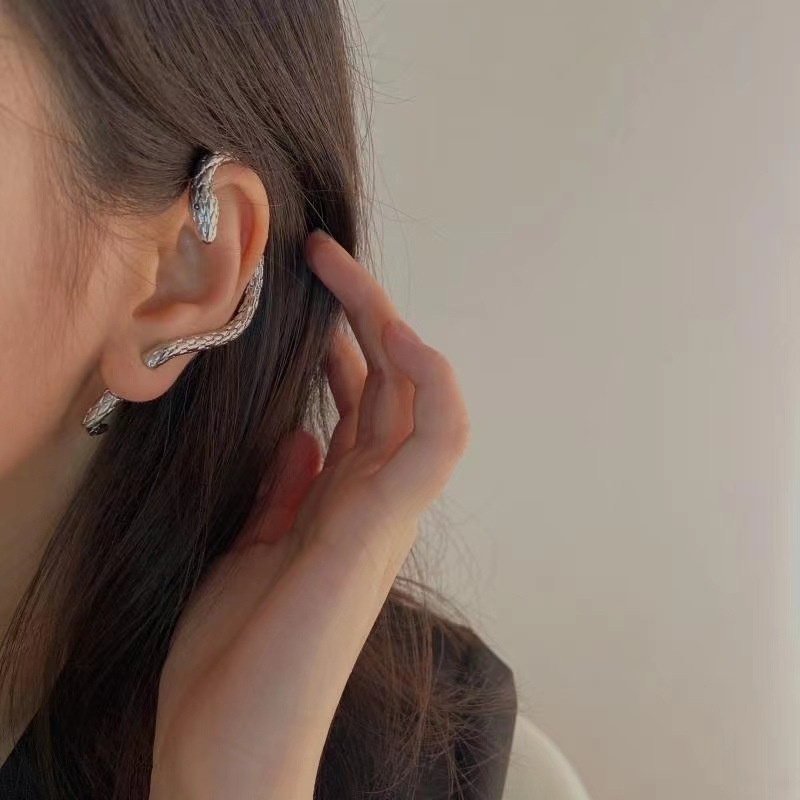 Khuyên Tai Dạng Kẹp Hình Rắn Màu Bạc Phong Cách Punk Cổ Điển Thời Trang Cho Nam Và Nữ