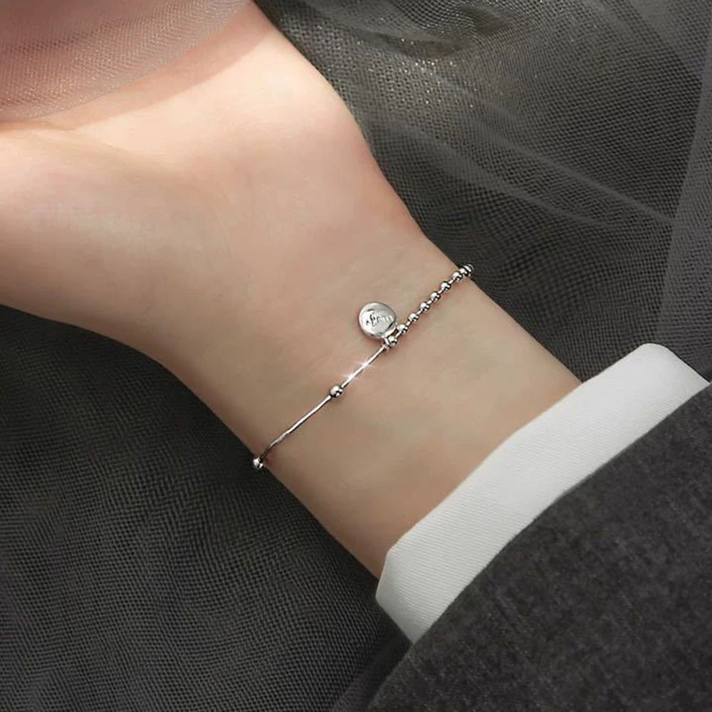 Vòng tay chuỗi hạt mặt kim loại khắc chữ Lucky dành cho nữ