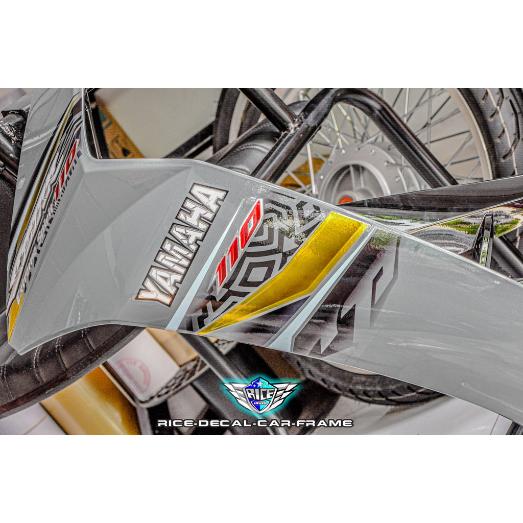 Tem Sirius Trước sau xám xi măng yếm trong đen Cham vuông bóp méo