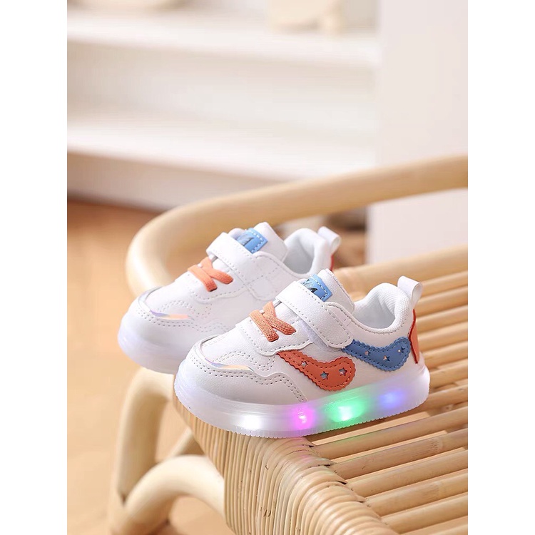 Giày thể thao có đèn led nhấp nháy cho bé gái, bé trai màu trắng nhẹ êm chân có quay dán dễ phối đồ X26 (sz21-sz30)