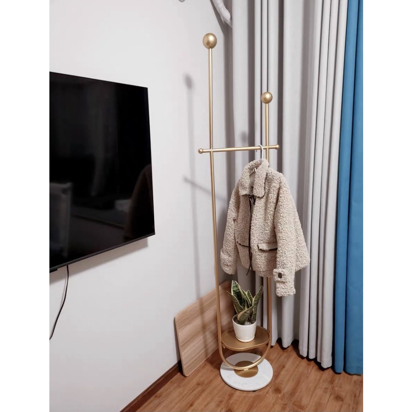 Cây treo đồ màu vàng, móc quần áo thân kim loại, đế đá hoa cương nhiều màu, decor cao cấp, thời trang