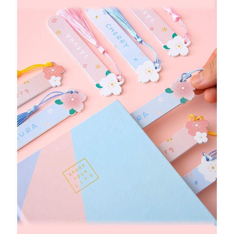 Thước kẻ với màu nước để đánh dấu trang