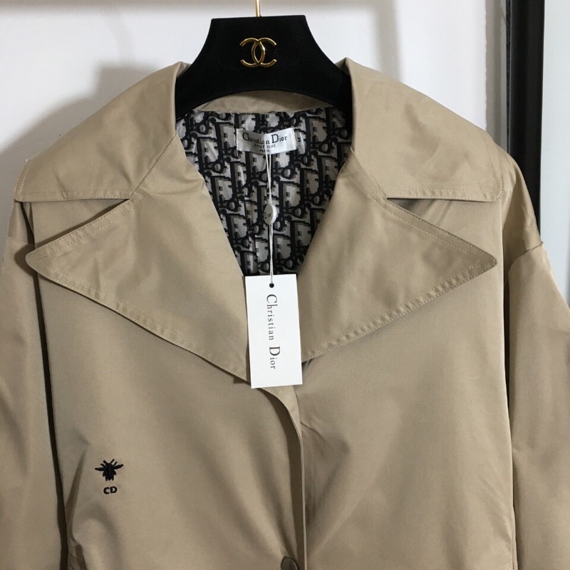 Áo măng tô dáng dài Dior logo thêu con ong nhỏ ngực áo lớn áo khoác gió dài tay rộng rãi bên trong lót in logo hoa văn. | BigBuy360 - bigbuy360.vn