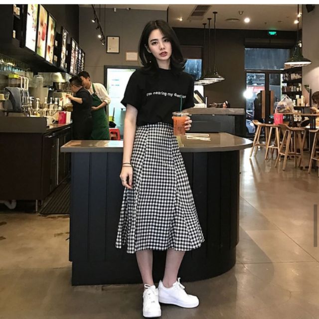 Set áo đen váy kẻ