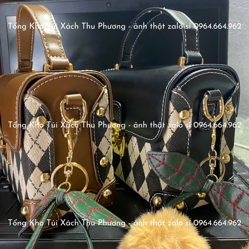 Túi đeo chéo,quai xách dáng hộp khoá xoay hoạ tiết hình thoi phong cách trẻ trung - hàng QCCC chuẩn (tặng kèm chùm bông)