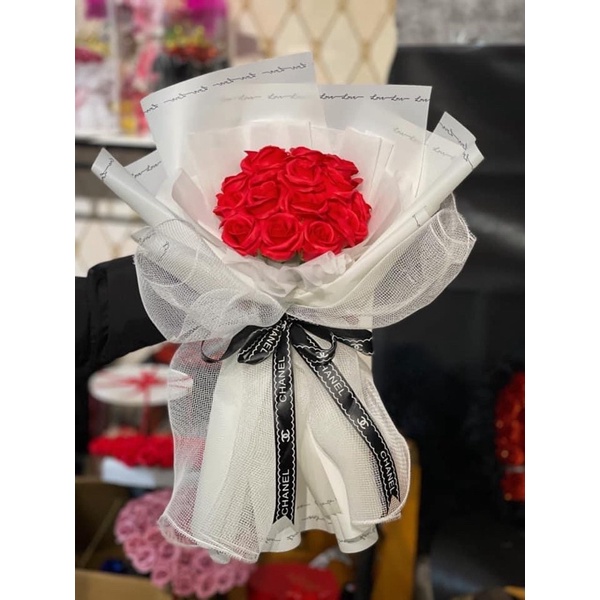 BÓ HOA SÁP ĐỎ VIỀN LOVE PHỐI LƯỚI HÀN SIÊU ĐẸP